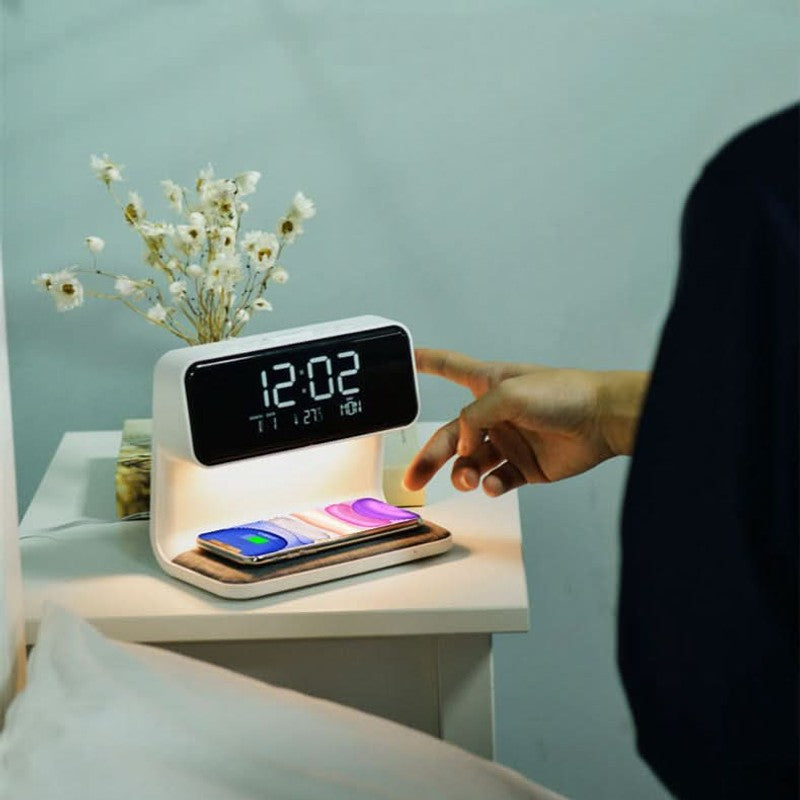 3-in-1 nattygsbordslampa med LCD-väckarklocka och trådlös laddningsstation