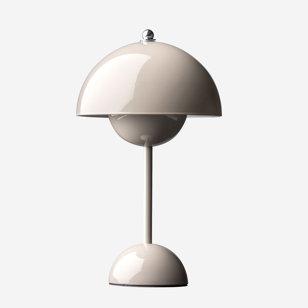 Bordslampa – Kupolformad lampskärm och rundad bas