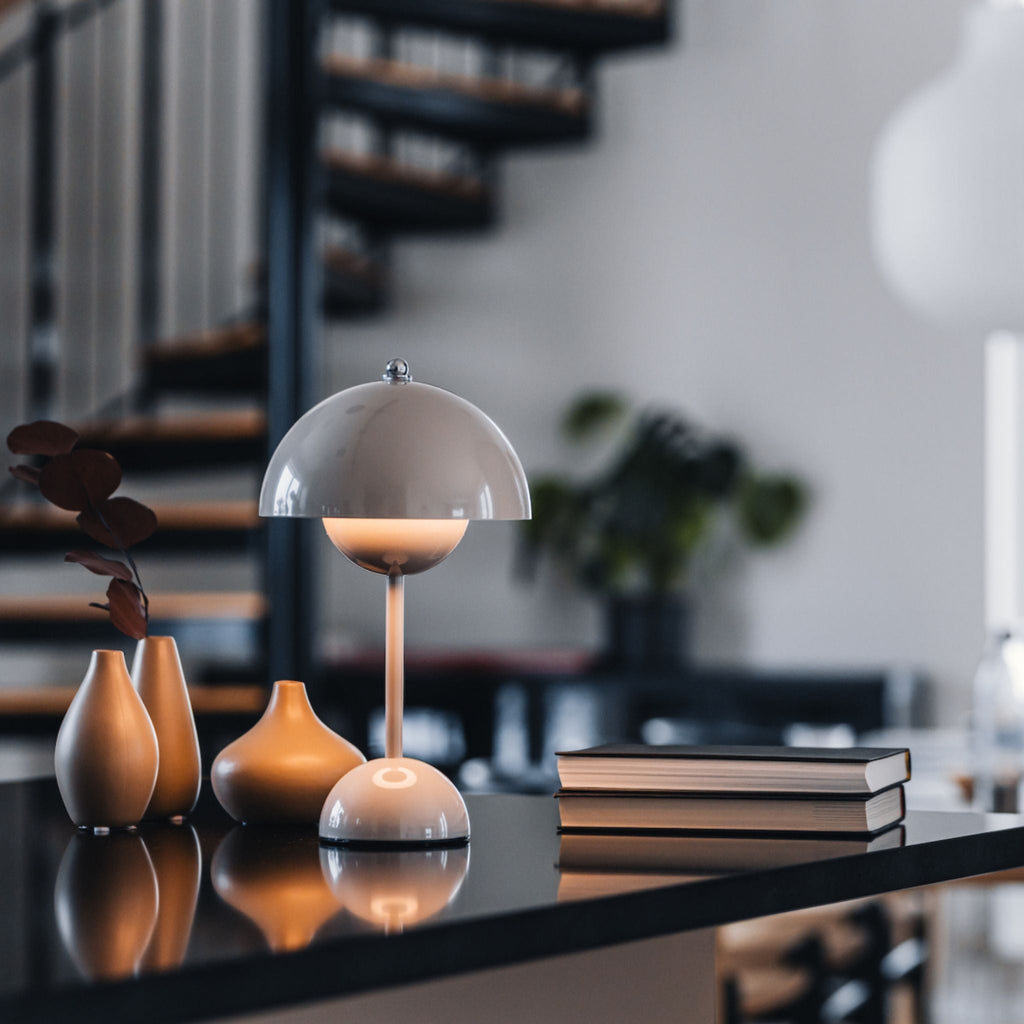 Bordslampa – Kupolformad lampskärm och rundad bas