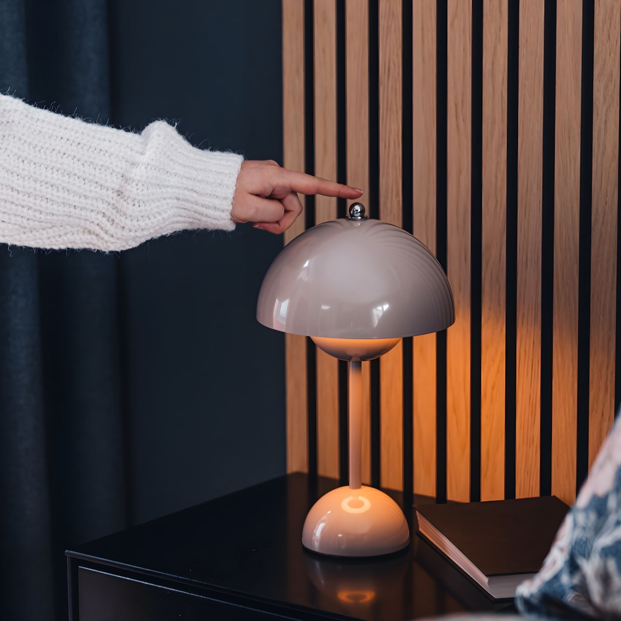 Bordslampa – Kupolformad lampskärm och rundad bas