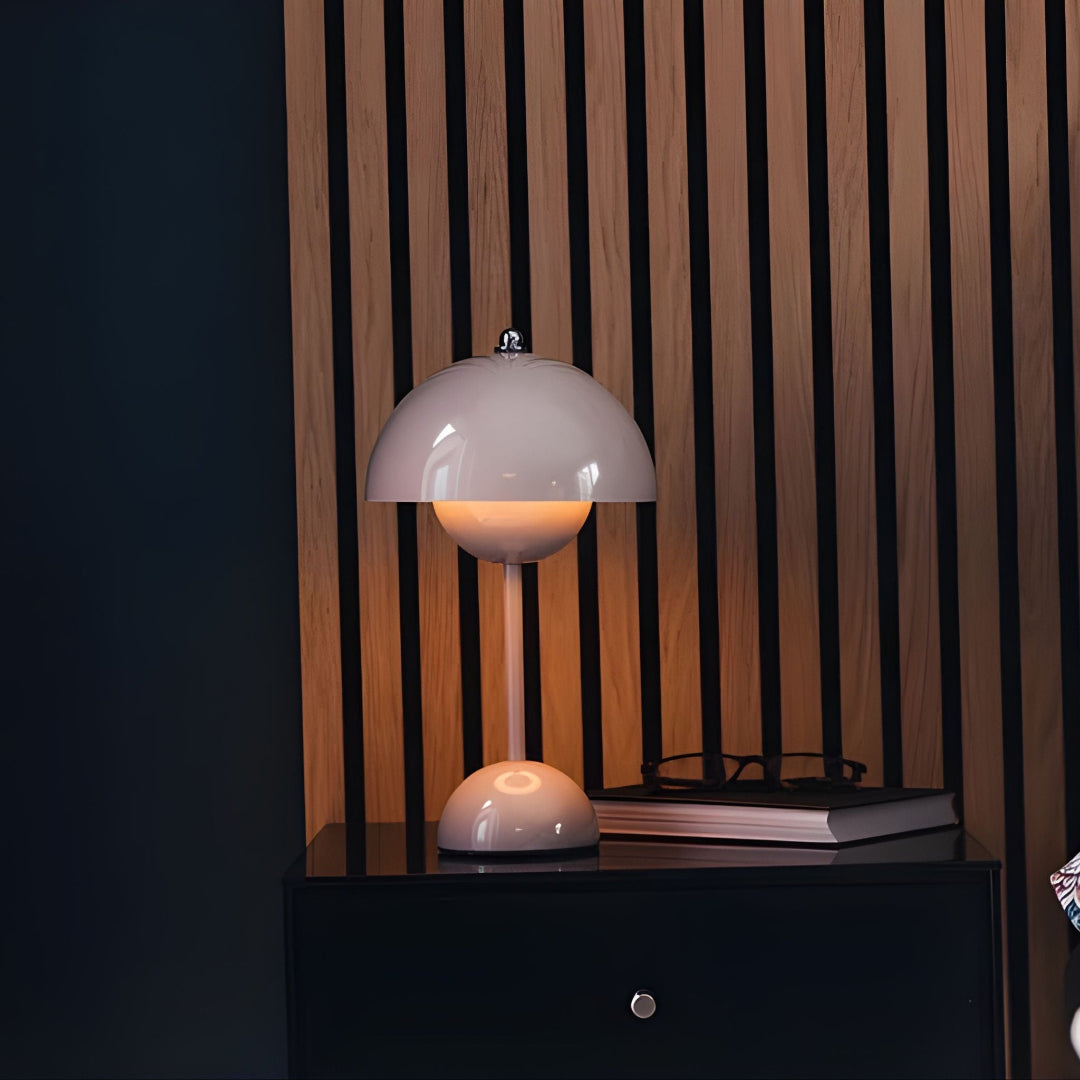Bordslampa – Kupolformad lampskärm och rundad bas