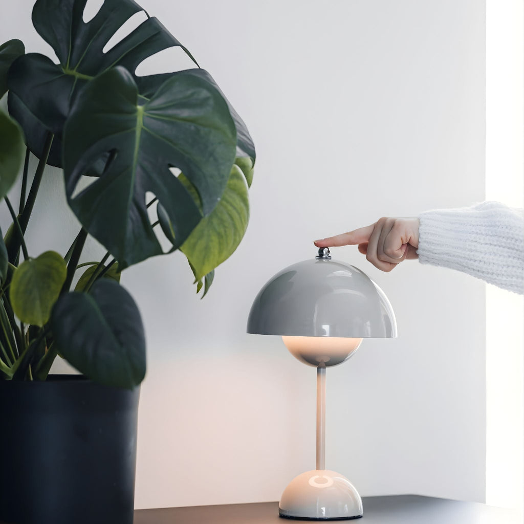 Bordslampa – Kupolformad lampskärm och rundad bas