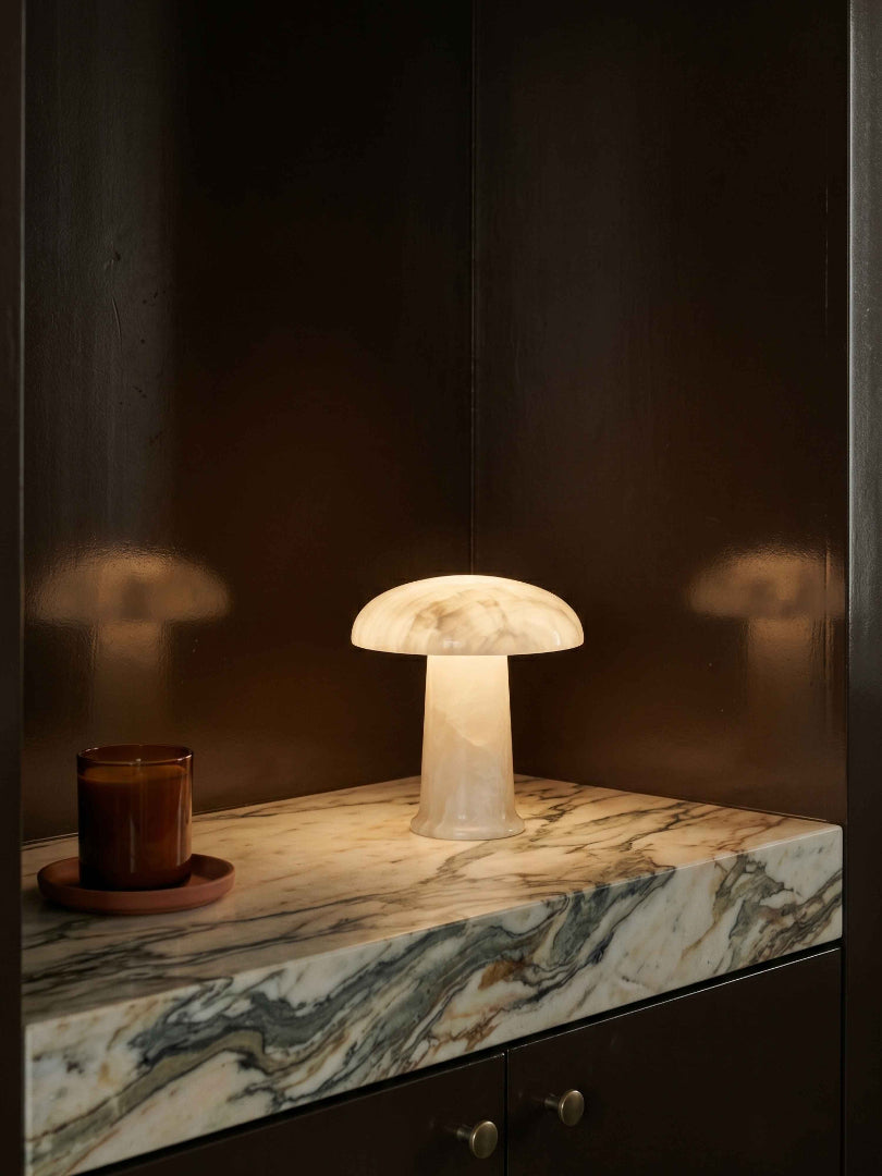 Bordslampa i alabaster - Svampformad kupolskärm med stenbas