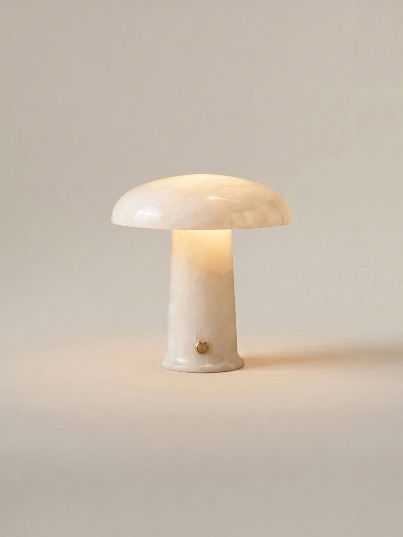 Bordslampa i alabaster - Svampformad kupolskärm med stenbas