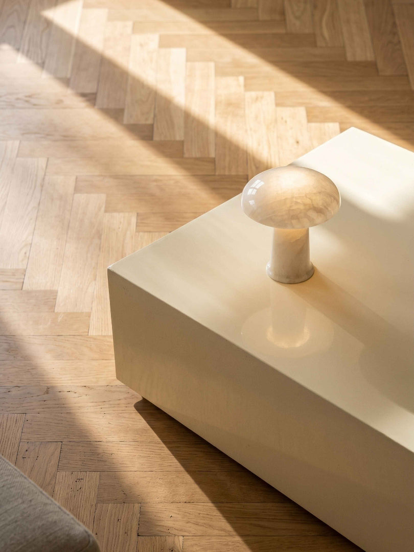 Bordslampa i alabaster - Svampformad kupolskärm med stenbas