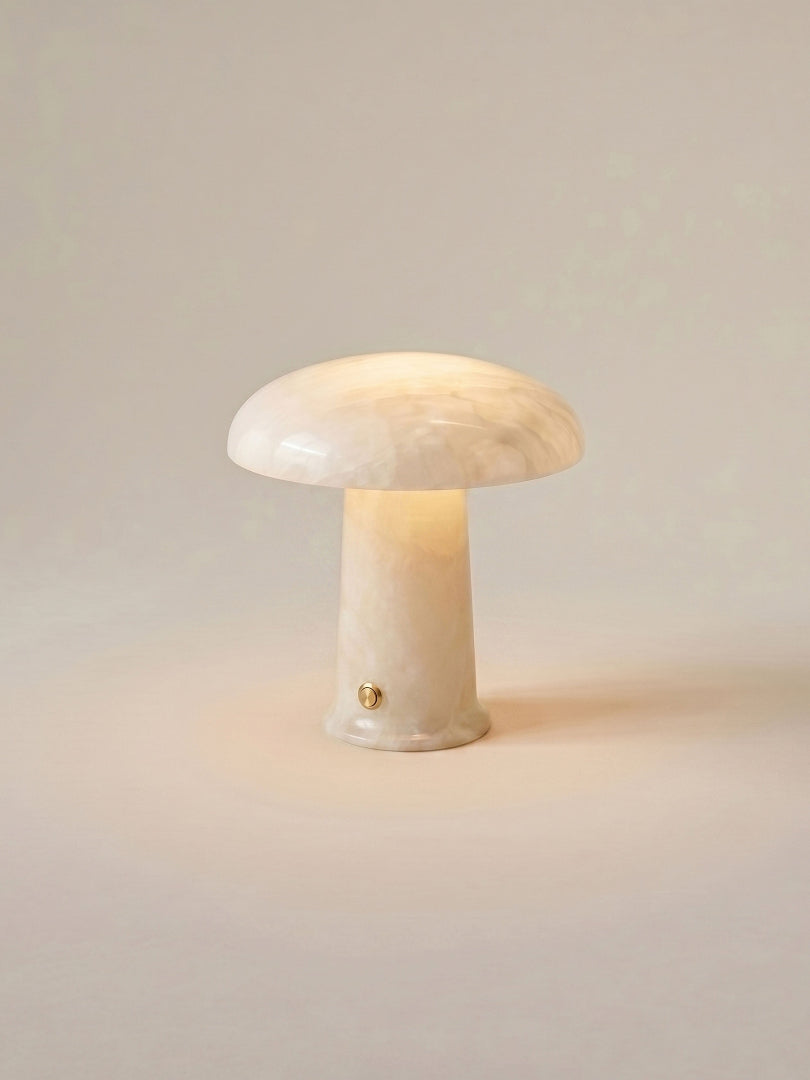 Bordslampa i alabaster - Svampformad kupolskärm med stenbas