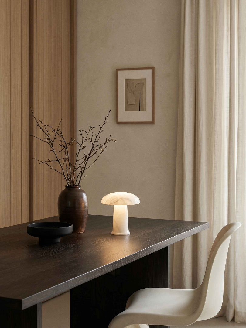 Bordslampa i alabaster - Svampformad kupolskärm med stenbas