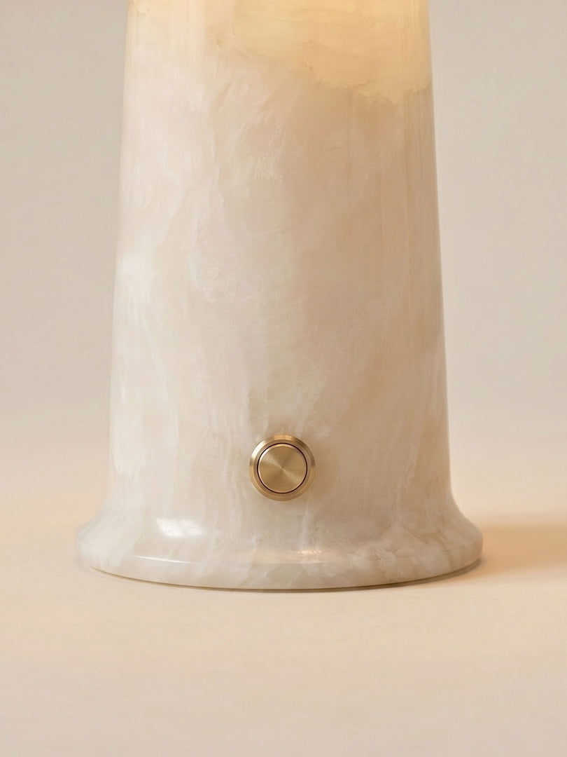 Bordslampa i alabaster - Svampformad kupolskärm med stenbas