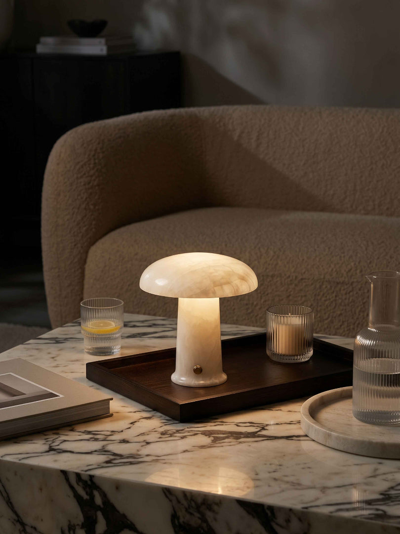Bordslampa i alabaster - Svampformad kupolskärm med stenbas
