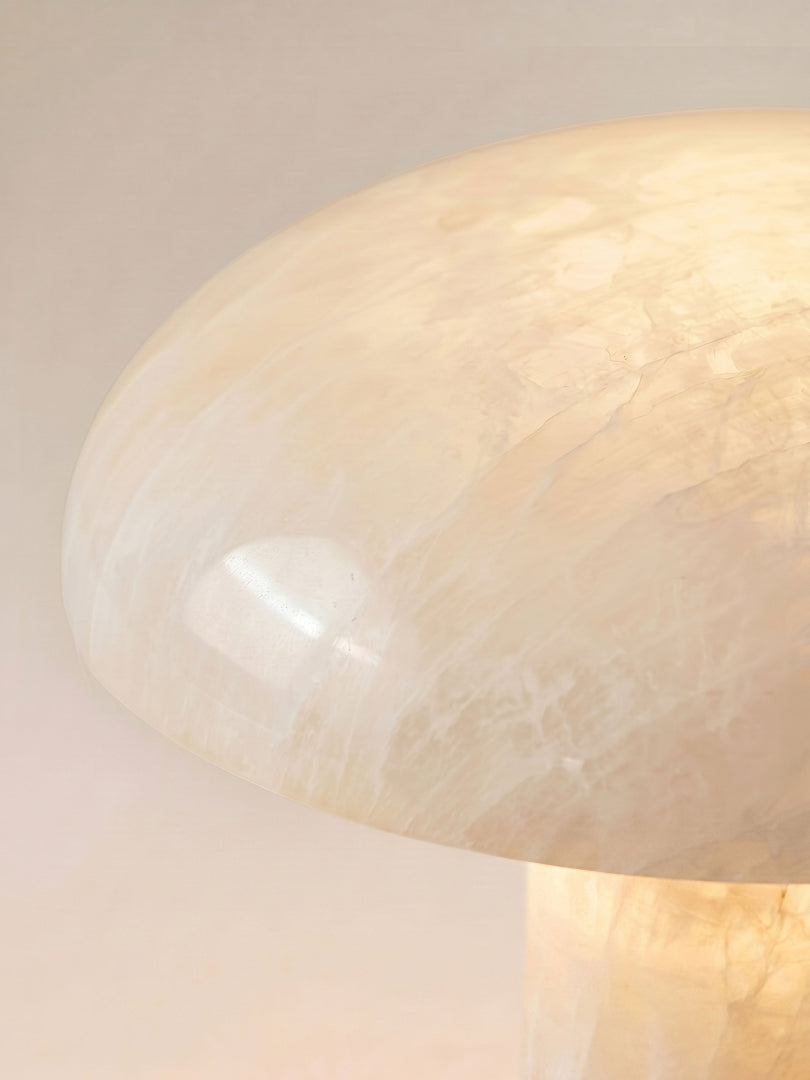 Bordslampa i alabaster - Svampformad kupolskärm med stenbas