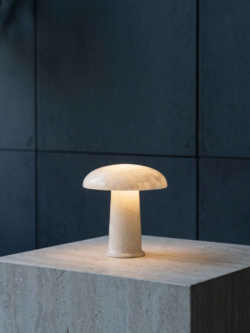 Bordslampa i alabaster - Svampformad kupolskärm med stenbas