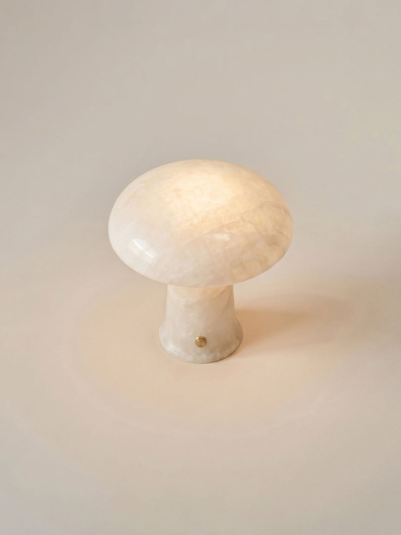 Bordslampa i alabaster - Svampformad kupolskärm med stenbas