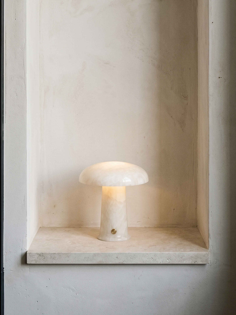 Bordslampa i alabaster - Svampformad kupolskärm med stenbas