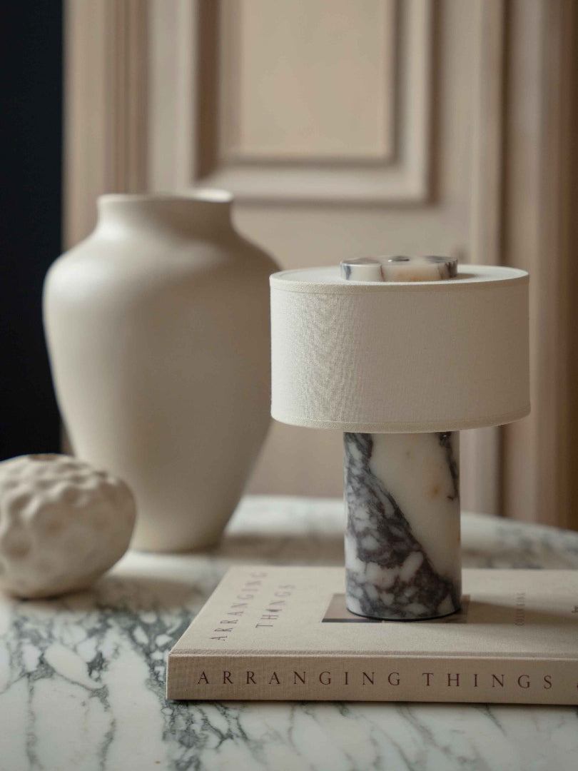 Bordslampa i marmorlook - Cylindrisk bas med trumskärm