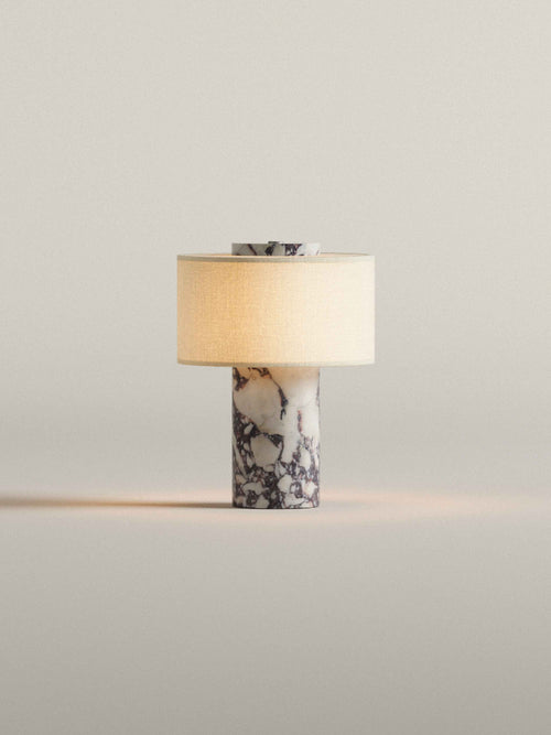 Bordslampa i marmorlook - Cylindrisk bas med trumskärm