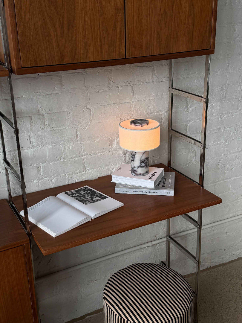 Bordslampa i marmorlook - Cylindrisk bas med trumskärm