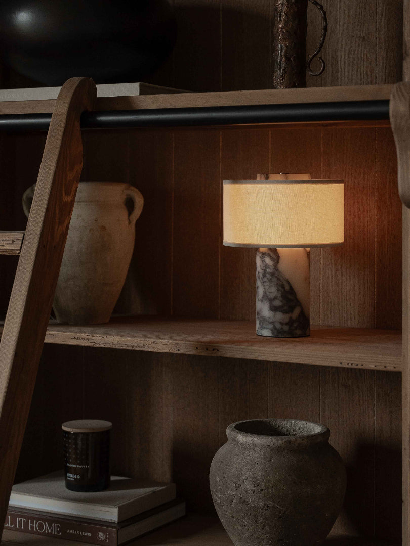 Bordslampa i marmorlook - Cylindrisk bas med trumskärm