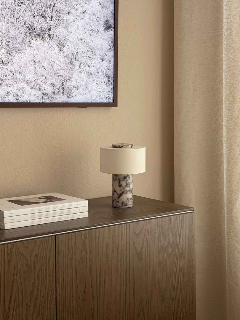 Bordslampa i marmorlook - Cylindrisk bas med trumskärm