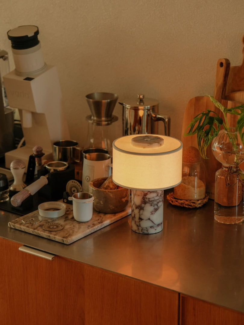 Bordslampa i marmorlook - Cylindrisk bas med trumskärm