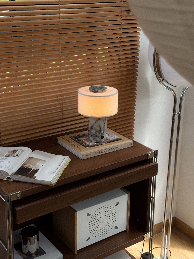 Bordslampa i marmorlook - Cylindrisk bas med trumskärm