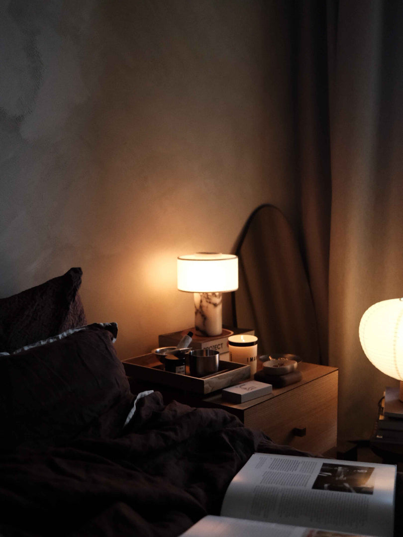 Bordslampa i marmorlook - Cylindrisk bas med trumskärm