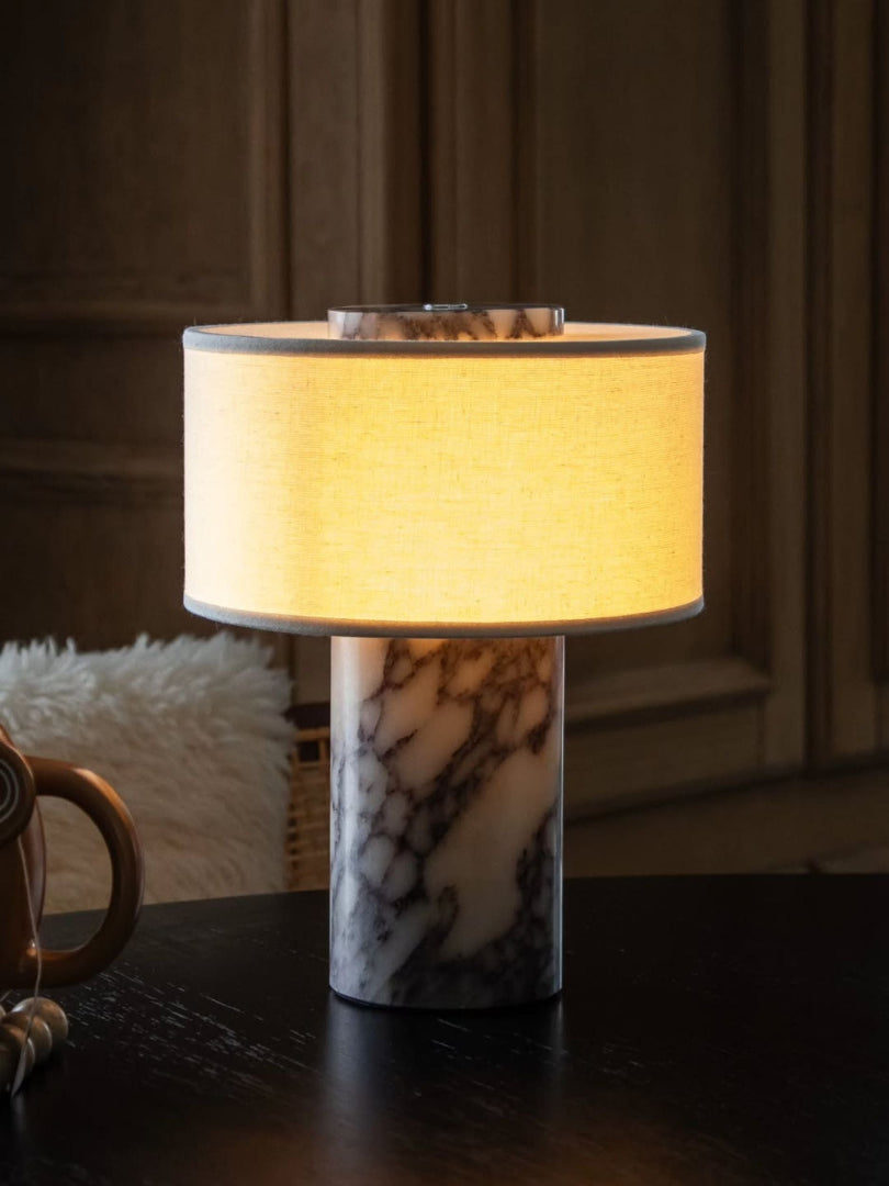 Bordslampa i marmorlook - Cylindrisk bas med trumskärm