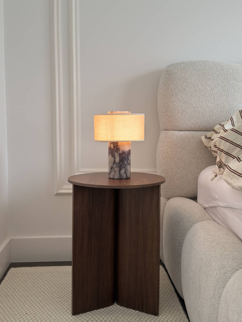 Bordslampa i marmorlook - Cylindrisk bas med trumskärm