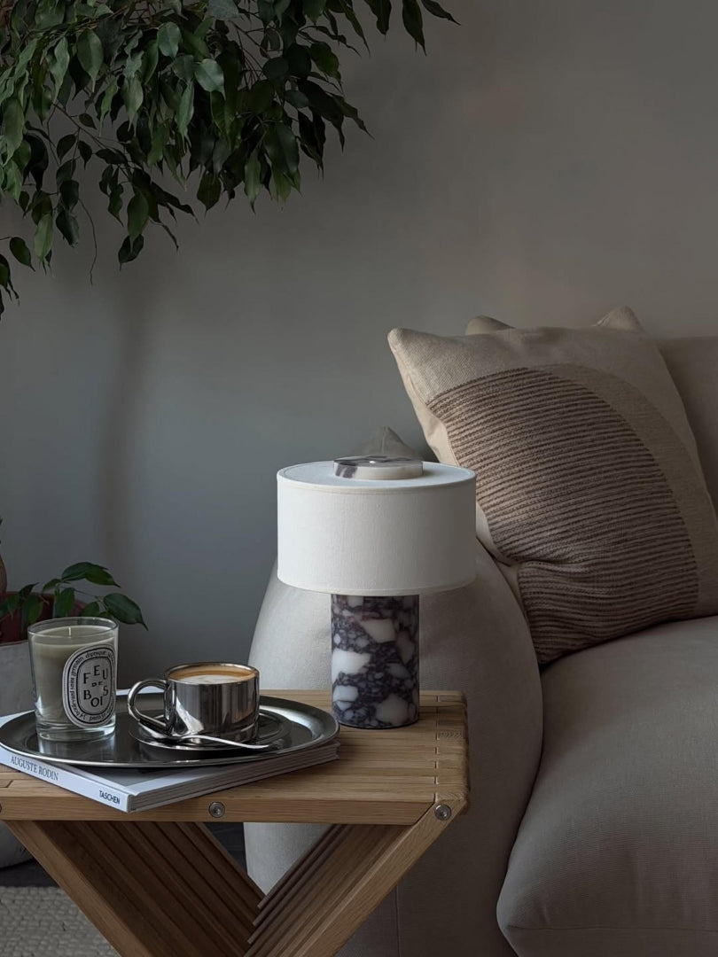 Bordslampa i marmorlook - Cylindrisk bas med trumskärm