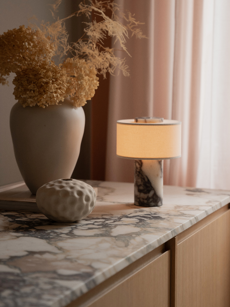 Bordslampa i marmorlook - Cylindrisk bas med trumskärm
