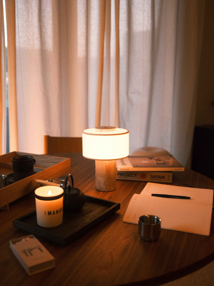 Bordslampa i travertin - Cylindrisk bas med trumskärm