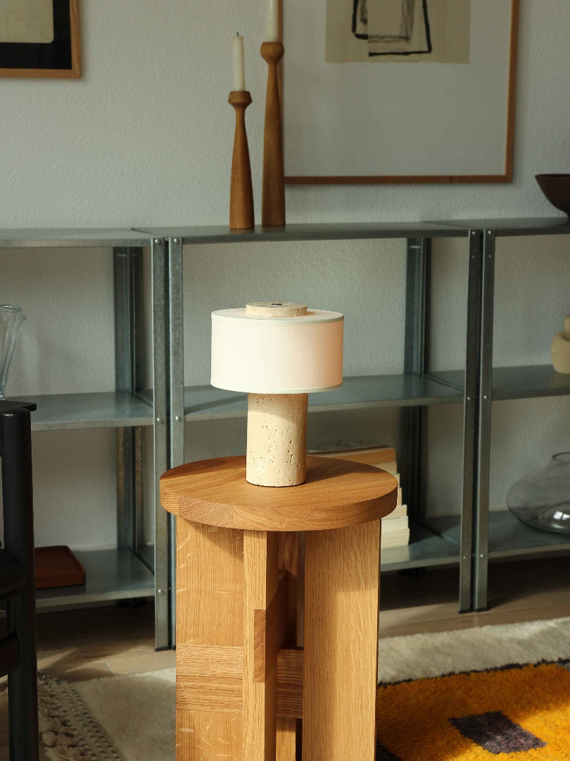 Bordslampa i travertin - Cylindrisk bas med trumskärm