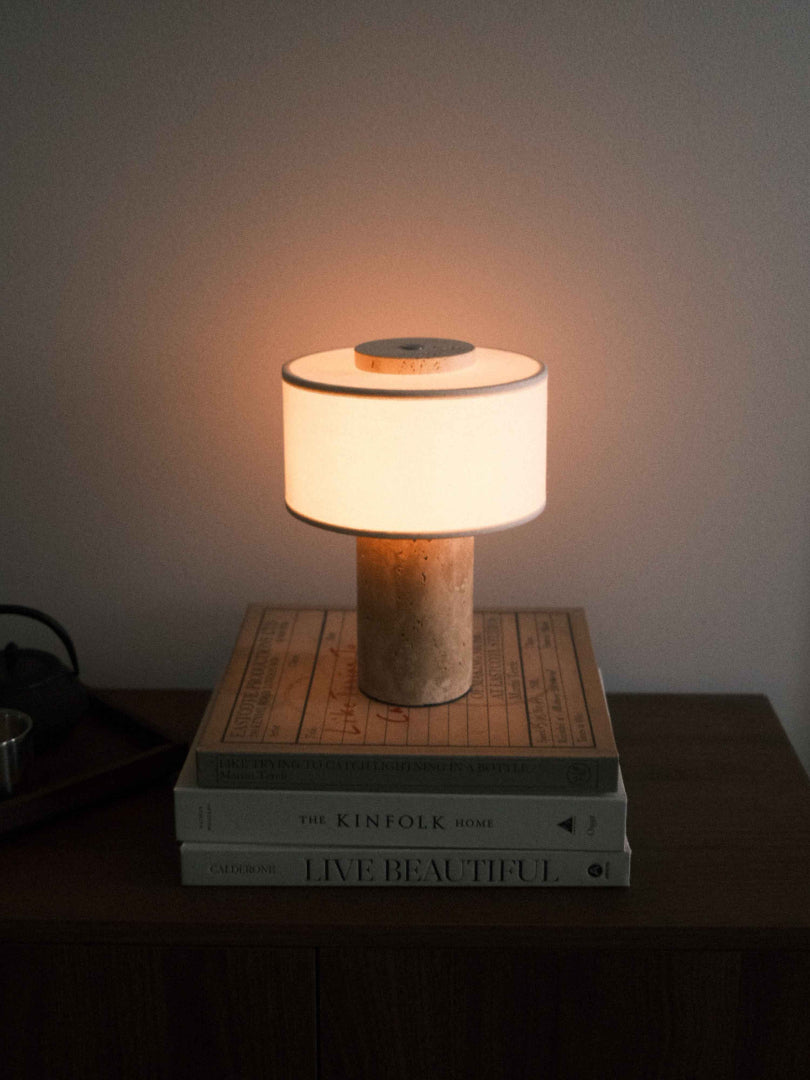 Bordslampa i travertin - Cylindrisk bas med trumskärm