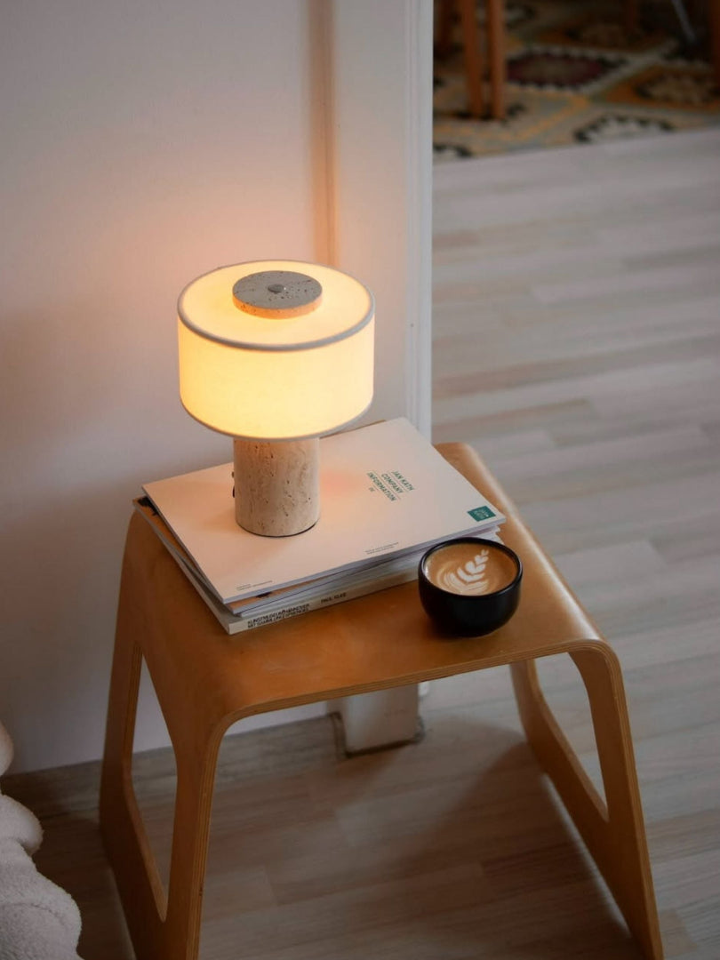 Bordslampa i travertin - Cylindrisk bas med trumskärm