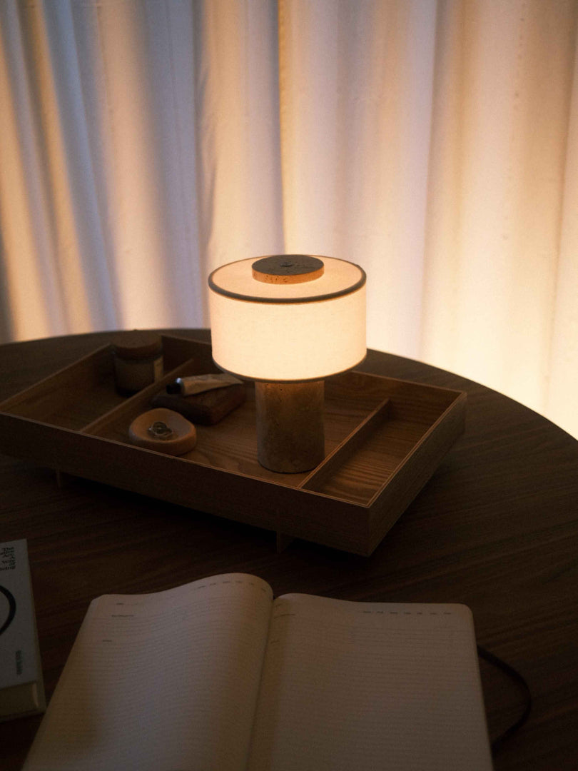 Bordslampa i travertin - Cylindrisk bas med trumskärm