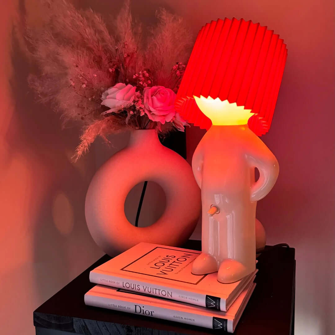 Bordslampa med fot i form av en stående figur – veckad lampskärm