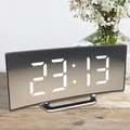 Digital väckarklocka med böjd skärm – LED-spegeldisplay