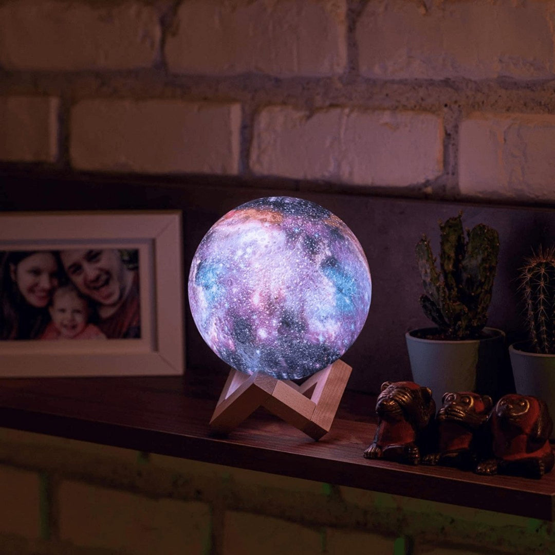 Galaxy Moon-lampa - LED-nattlampa med träställ