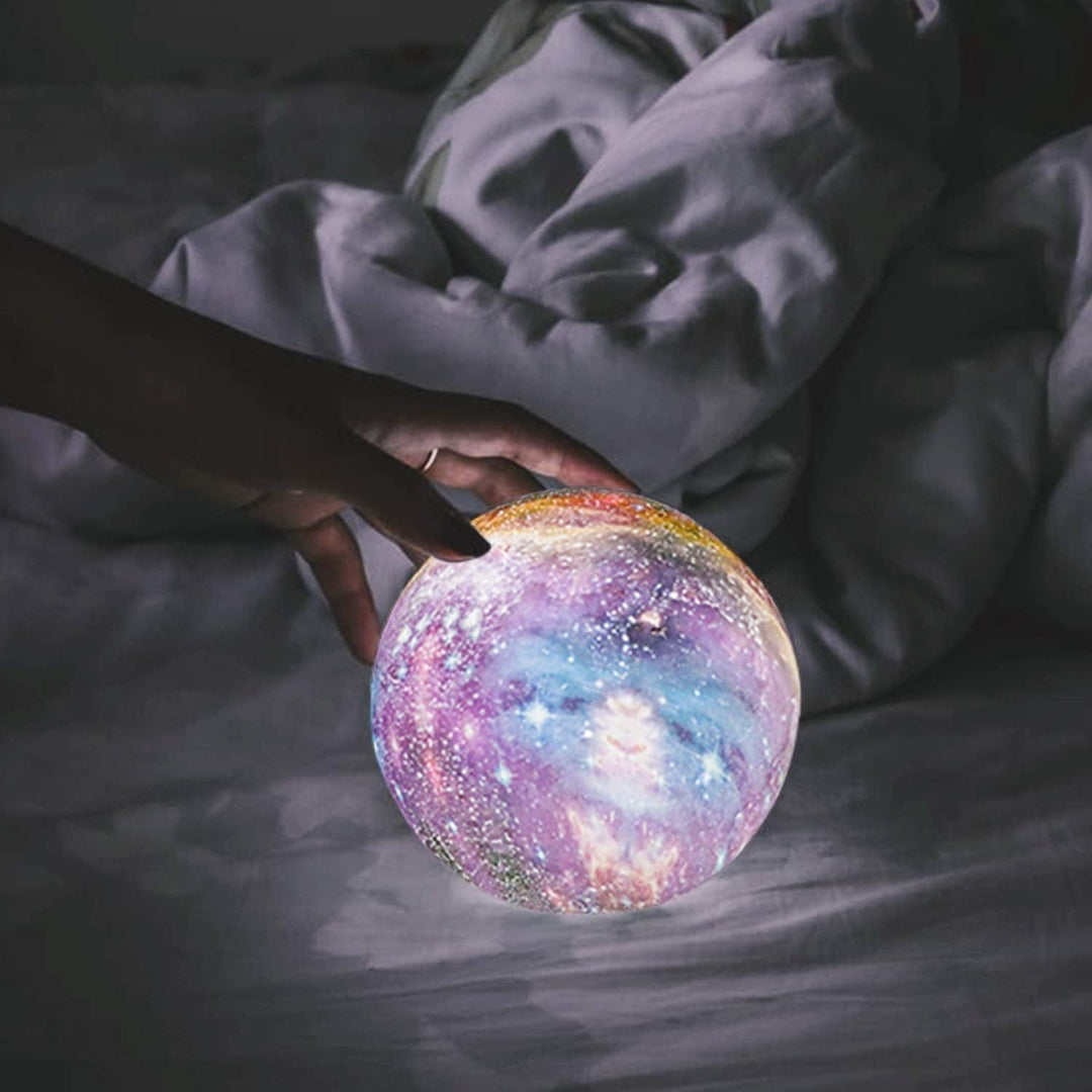 Galaxy Moon-lampa - LED-nattlampa med träställ