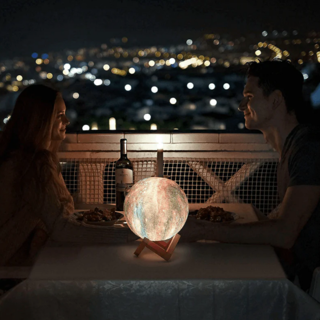 Galaxy Moon-lampa - LED-nattlampa med träställ