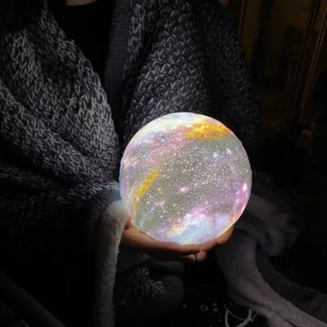 Galaxy Moon-lampa - LED-nattlampa med träställ