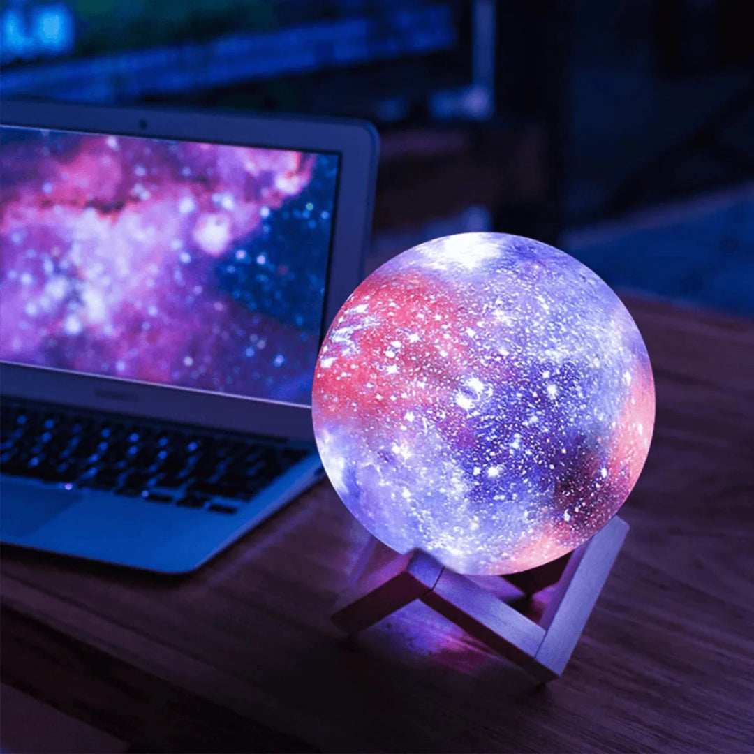 Galaxy Moon-lampa - LED-nattlampa med träställ