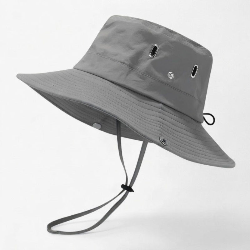Herrsolhatt med bred brätte – Med hakrem och ventilationsöglor