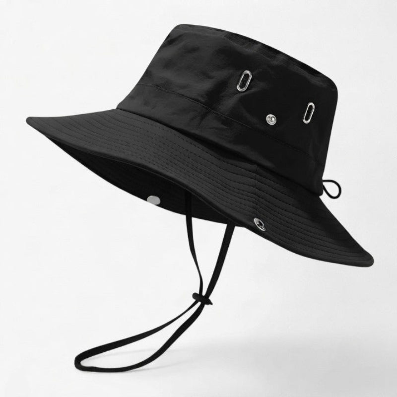 Herrsolhatt med bred brätte – Med hakrem och ventilationsöglor