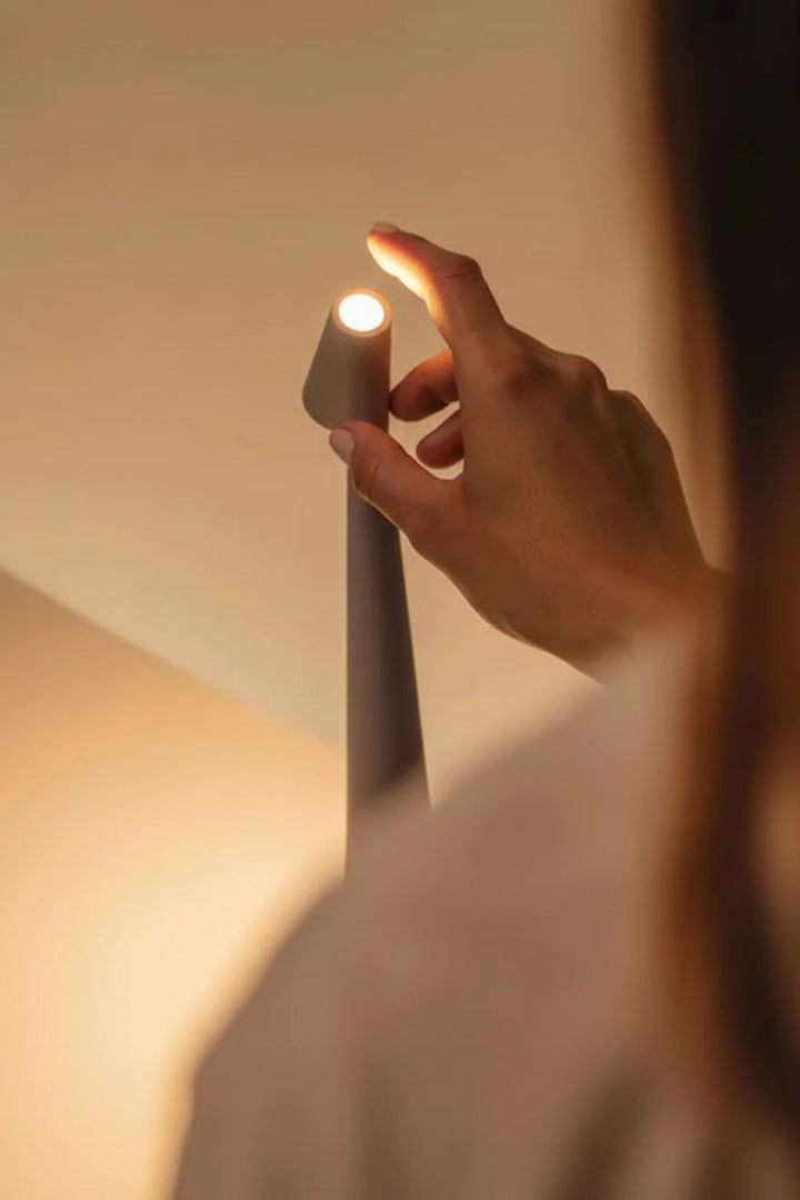 Sladdlös LED-bordslampa - Avsmalnande konform med vinklat lamphuvud
