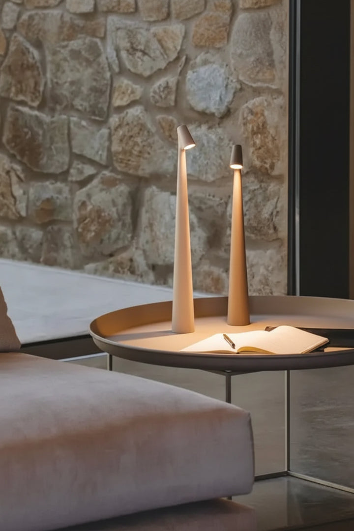 Sladdlös LED-bordslampa - Avsmalnande konform med vinklat lamphuvud