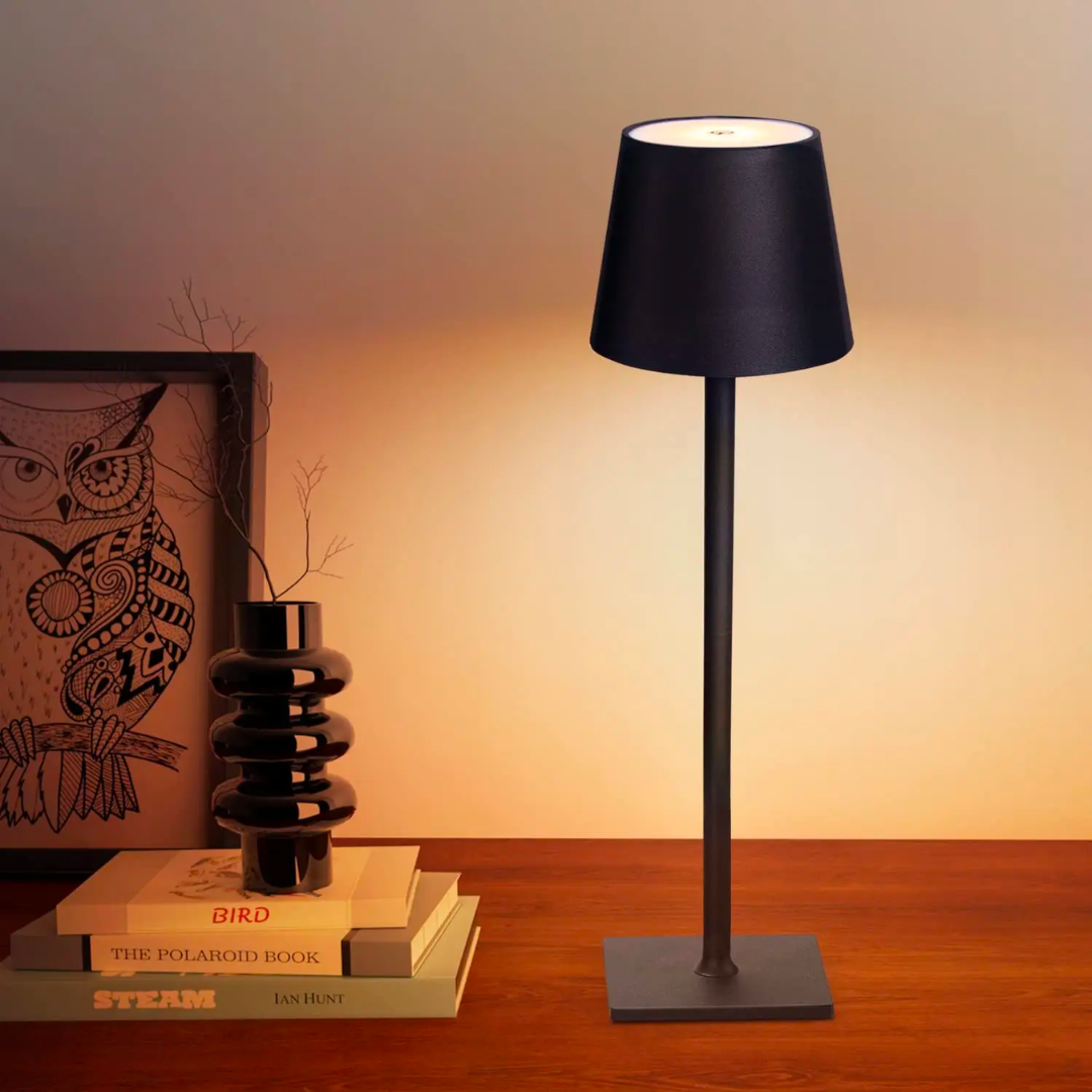 Sladdlös bordslampa – Avsmalnande skärm med smal stam
