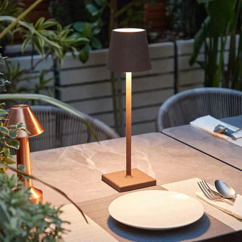 Sladdlös bordslampa – Avsmalnande skärm med smal stam