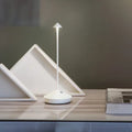 Sladdlös bordslampa – Konformad skärm med smal stam