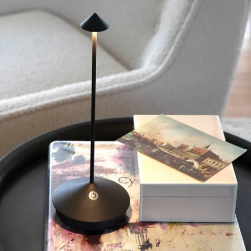 Sladdlös bordslampa – Konformad skärm med smal stam