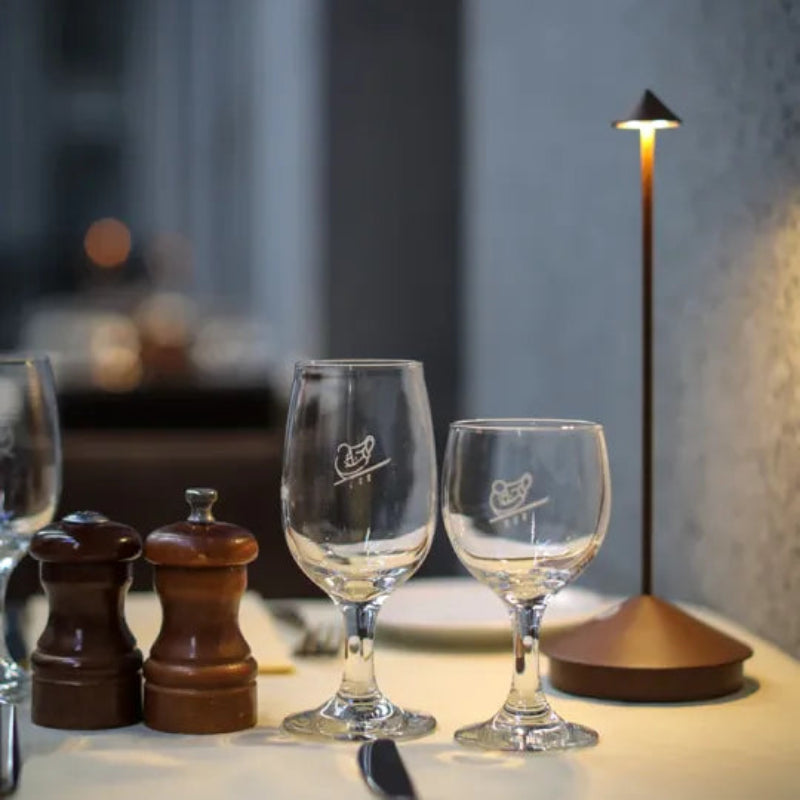 Sladdlös bordslampa – Konformad skärm med smal stam